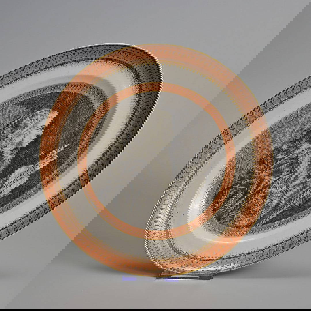 A CHINESE GILT AND GRISAILLE DECORATED DISH FEATURING PRINCE WILLIAM IV, OF ORANGE-NASSAU