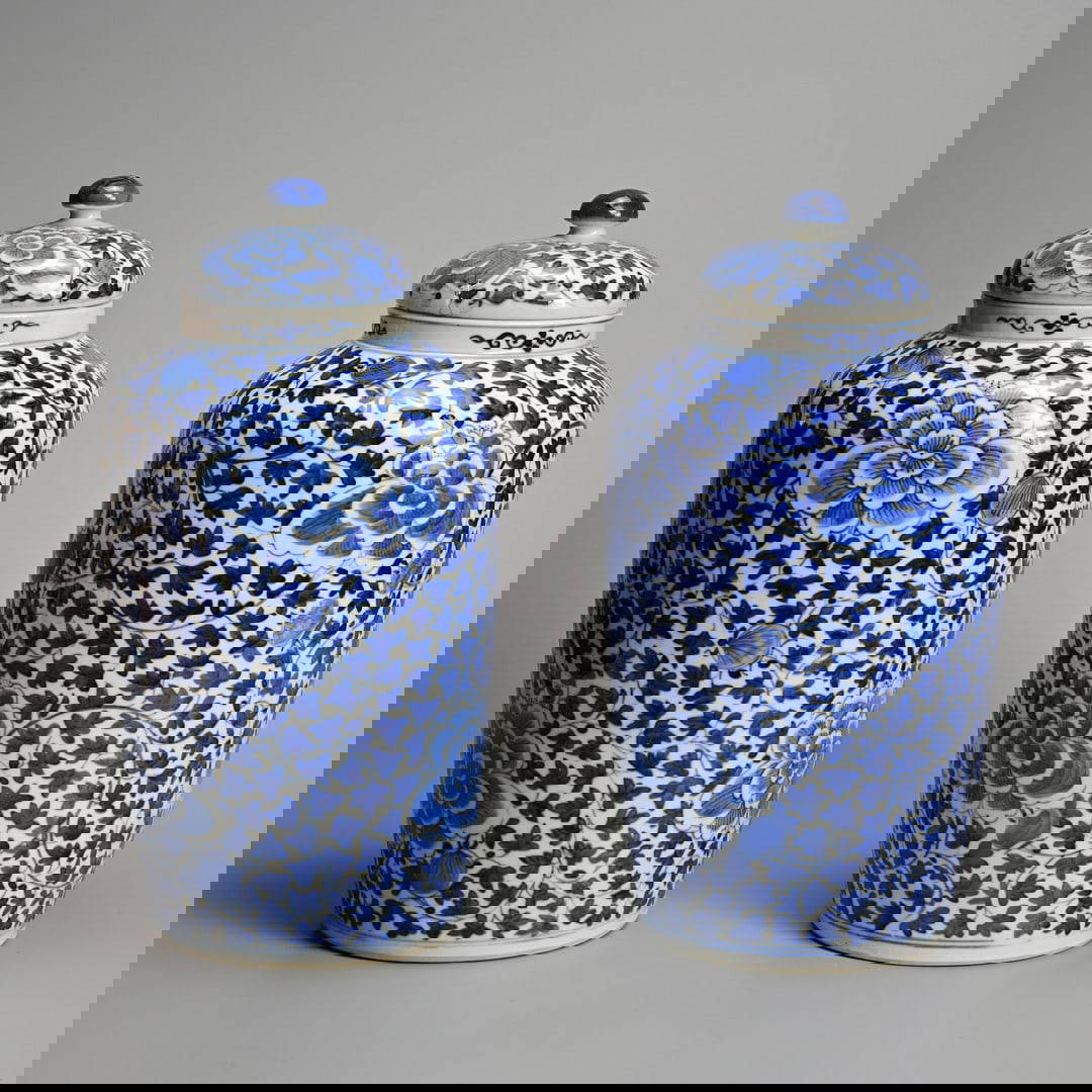 A PAIR OF CHINESE BLUE AND WHITE PORCELAIN JARS AND COVERS, GUANGXU PERIOD (1875-1908).