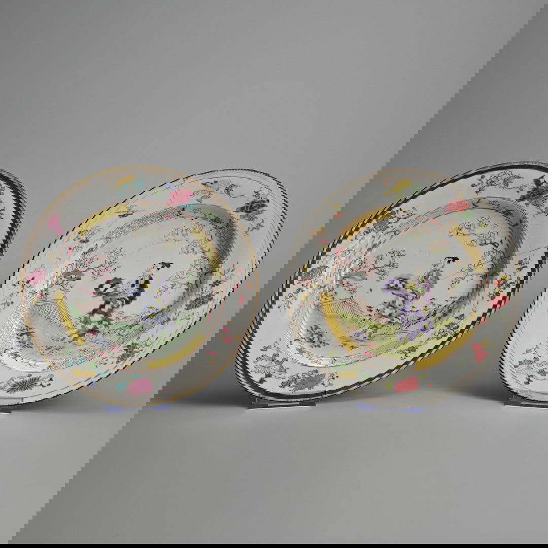 TWO CHINESE FAMILLE ROSE PORCELAIN PLATES, EARLY 18TH CENTURY.