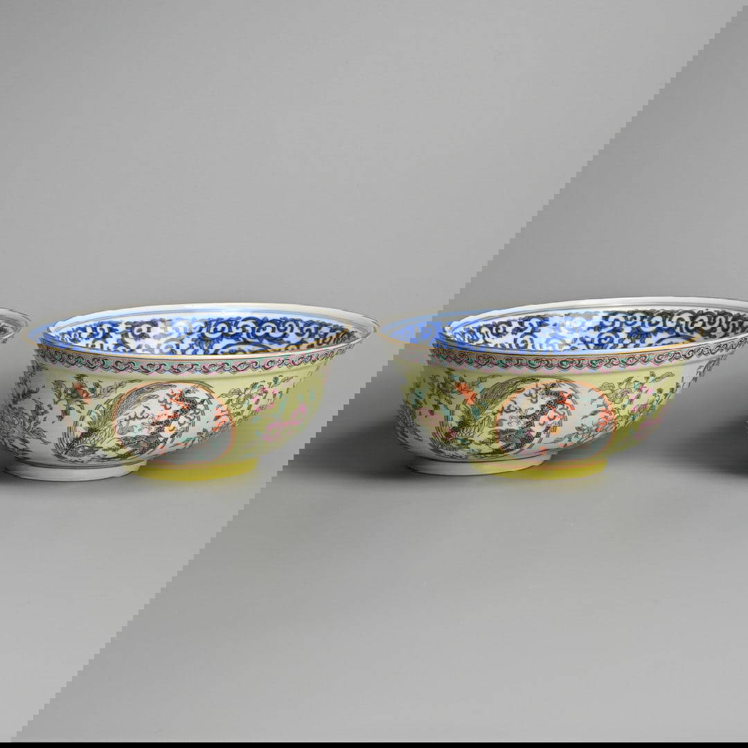 A PAIR OF SGRAFFITO PALE YELLOW-GROUND MEDALLION BOWLS WITH FAMILLE ROSE AND UNDERGLAZE BLUE