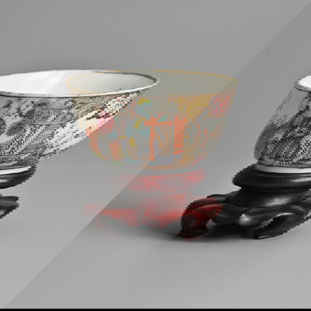 A CHINESE FAMILLE ROSE PORCELAIN TEABOWL, 18TH CENTURY.