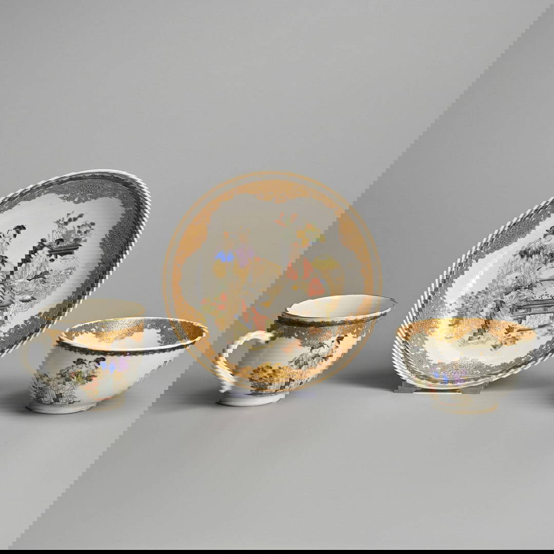 A SET OF CHINESE FAMILLE ROSE AND GILT DECORATED PORCELAIN TEA WARES, 18TH CENTURY.