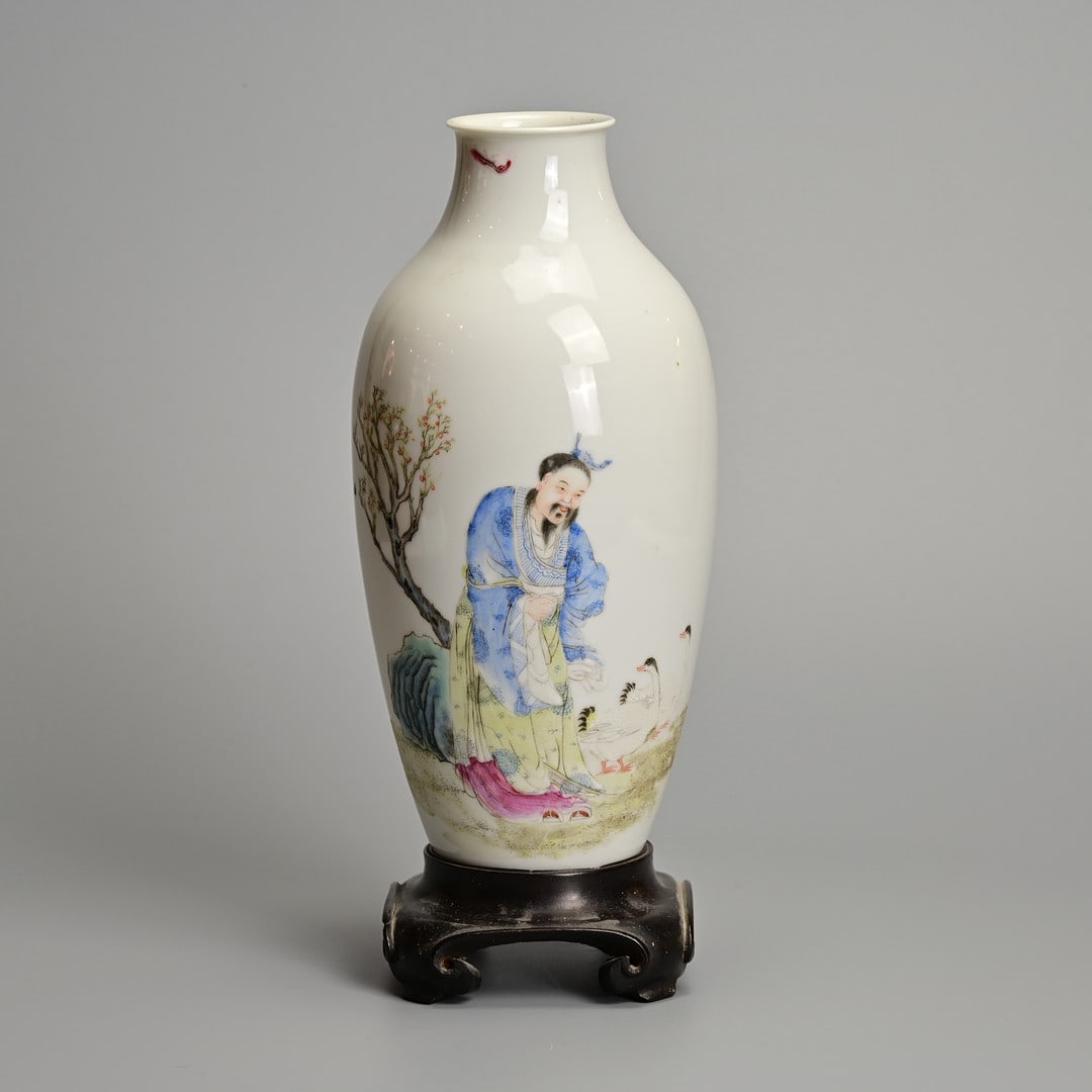 A CHINESE FAMILLE ROSE PORCELAIN OVOID VASE, LATE QING / REPUBLIC PERIOD.