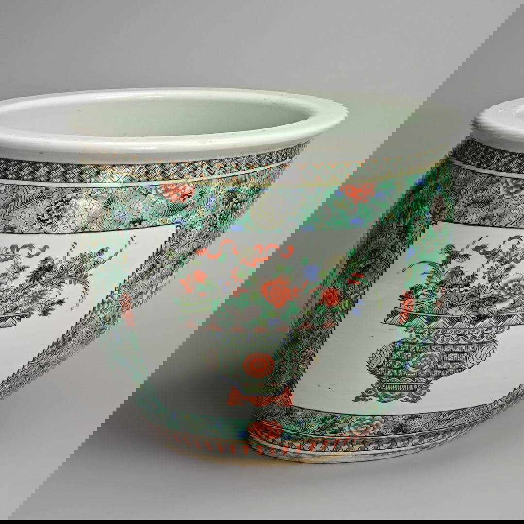 A LARGE CHINESE FAMILLE VERTE PORCELAIN JARDINIERE, LATE 19TH CENTURY.