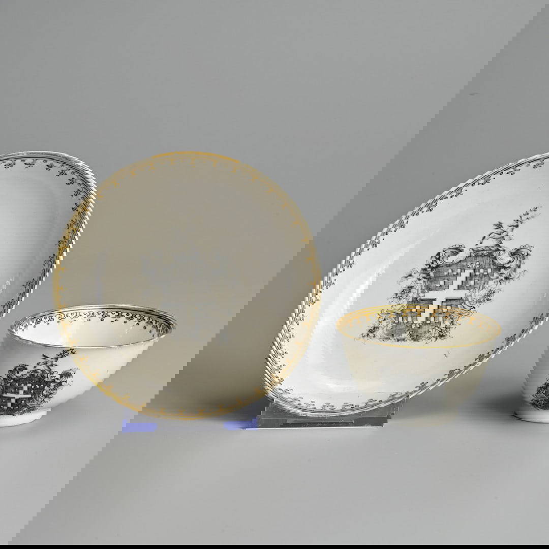 A CHINESE EXPORT ARMORIAL PORCELAIN TEABOWL AND SAUCER, QIANLONG (1736-1795).