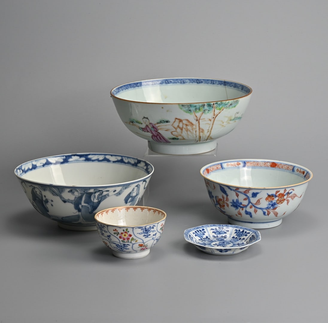 A GROUP OF CHINESE EXPORT PORCELAIN BOWLS, A TEABOWL AND A BLUE AND WHITE OCTAGONAL SAUCER, KANGXI (1 of 20)