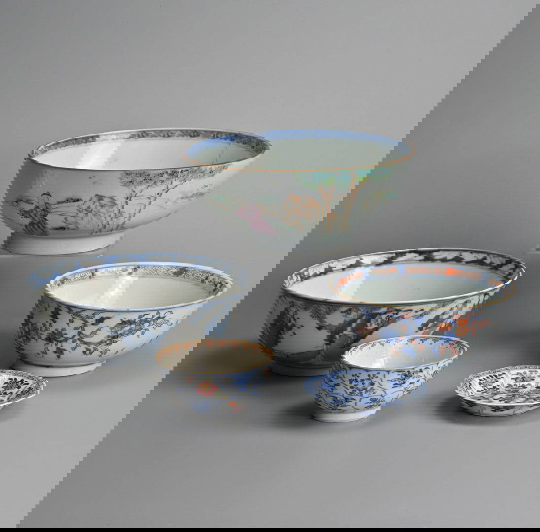 A GROUP OF CHINESE EXPORT PORCELAIN BOWLS, A TEABOWL AND A BLUE AND WHITE OCTAGONAL SAUCER, KANGXI