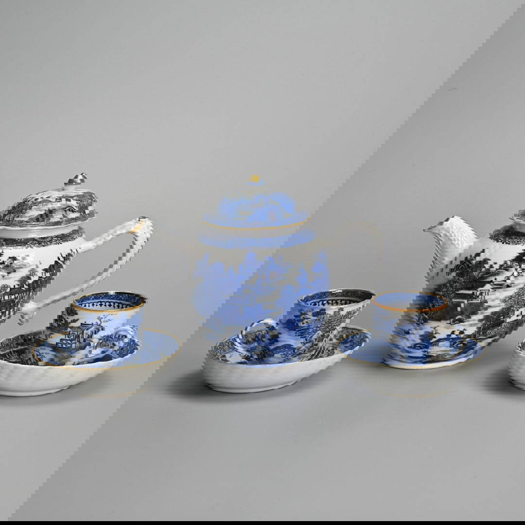 A CHINESE BLUE AND WHITE EXPORT PORCELAIN TEAPOT WITH COFFEE CUPS AND SAUCERS, 18TH CENTURY.