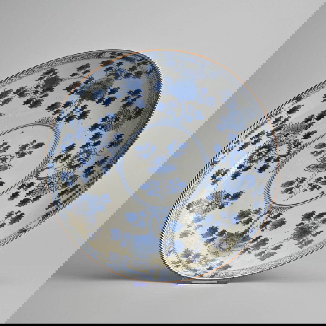 A CHINESE EXPORT BLUE AND WHITE PORCELAIN CIRCULAR DISH, 18TH CENTURY.