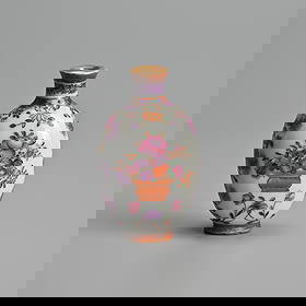 A CHINESE FAMILLE ROSE EXPORT PORCELAIN SNUFF BOTTLE, 18/19TH CENTURY.: Of flattened ovoid form decorated with a basket of flowers and melons surrounded by floral garlands. 7.5cm tall. Ref: For a very close example, see Christie's 'The Ruth and Carl Barron Collection of F