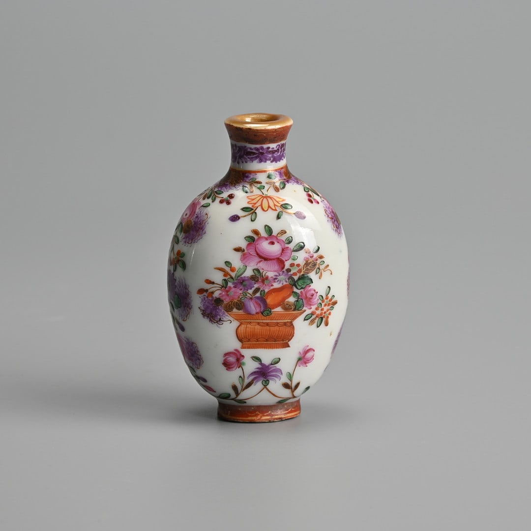 A CHINESE FAMILLE ROSE EXPORT PORCELAIN SNUFF BOTTLE, 18/19TH CENTURY.