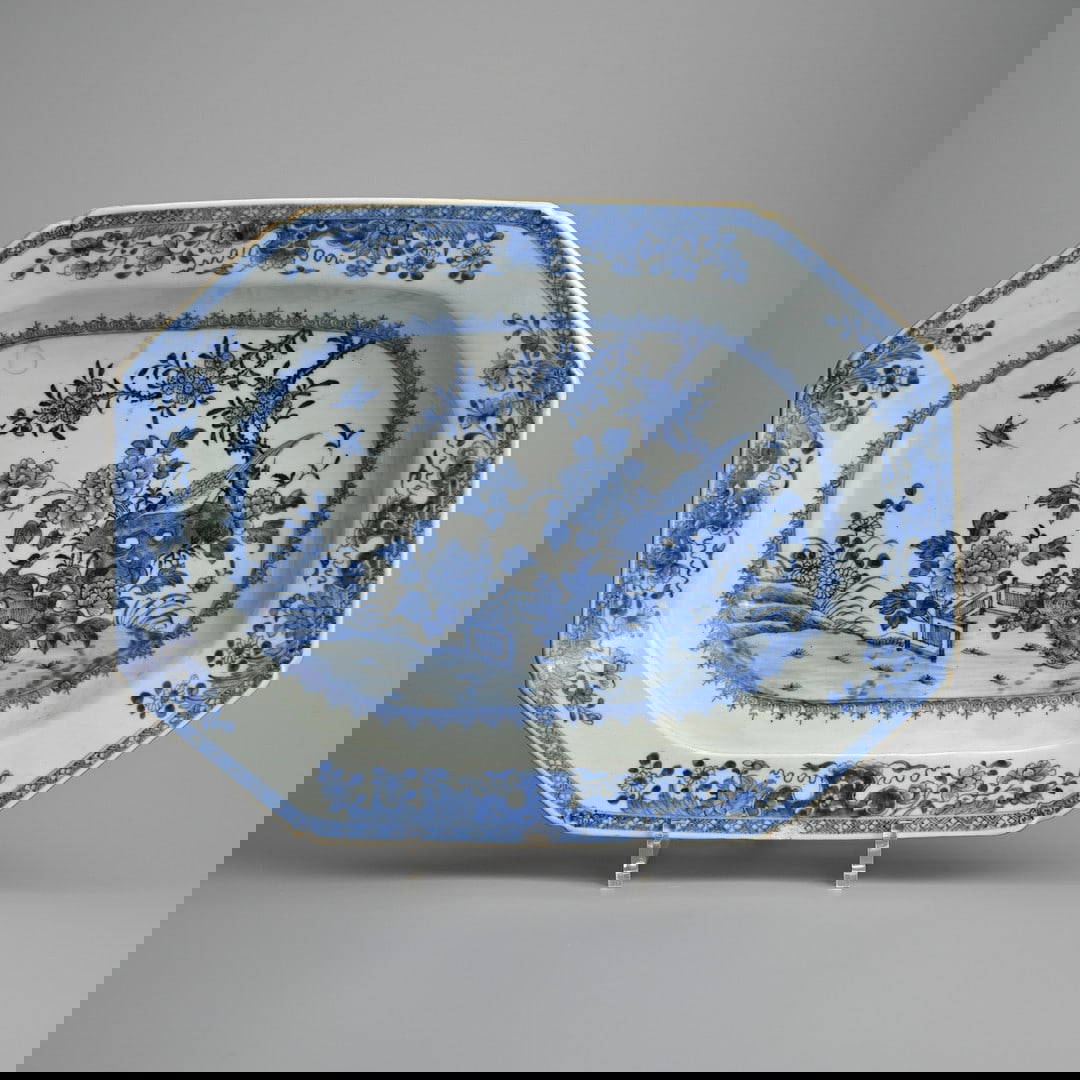 A CHINESE BLUE AND WHITE PORCELAIN SERVING DISH, 18TH CENTURY.