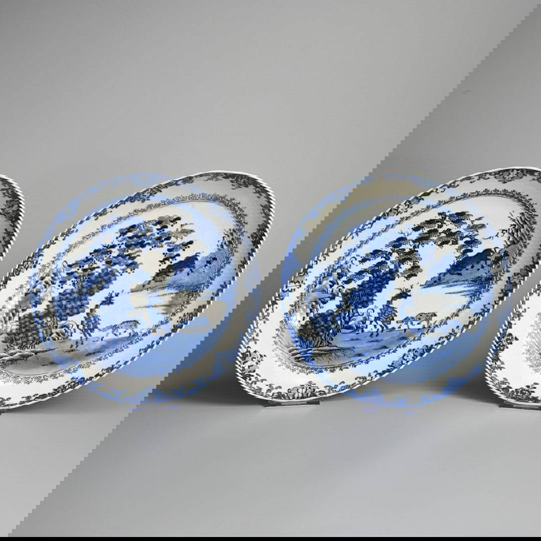 A PAIR OF CHINESE BLUE AND WHITE PORCELAIN DISHES, 18TH CENTURY.