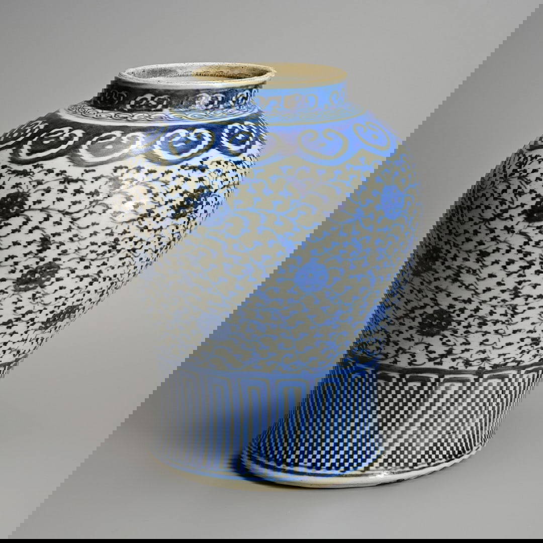 A CHINESE BLUE AND WHITE PORCELAIN BALUSTER VASE, 19TH CENTURY.