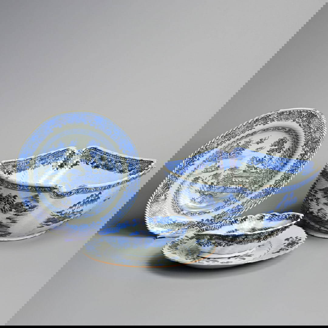 A GROUP OF CHINESE BLUE AND WHITE PORCELAIN ITEMS, 18TH CENTURY.