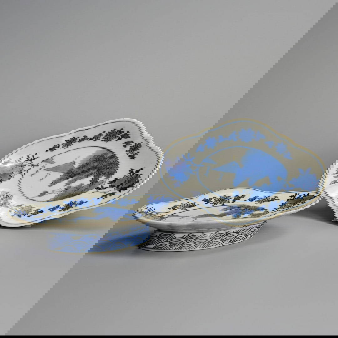 A PAIR OF CHINESE BLUE AND WHITE PORCELAIN QUATREFOIL FOOTED DISHES, QING DYNASTY.