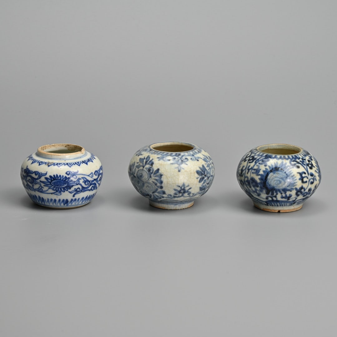THREE MINIATURE CHINESE BLUE AND WHITE PORCELAIN JARS, MING DYNASTY.