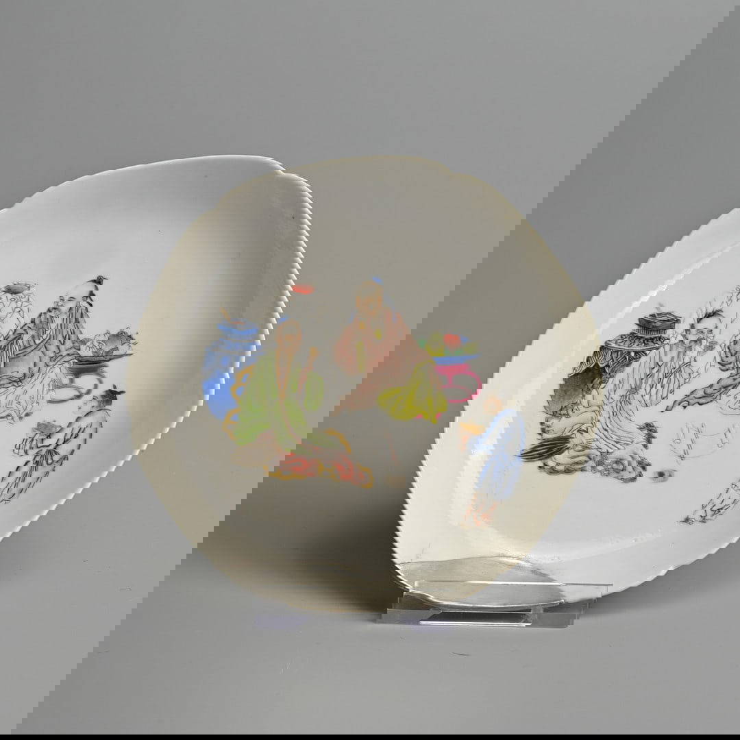 A CHINESE FAMILLE ROSE PORCELAIN FOLIATE RIMMED DISH, EARLY 18TH CENTURY.