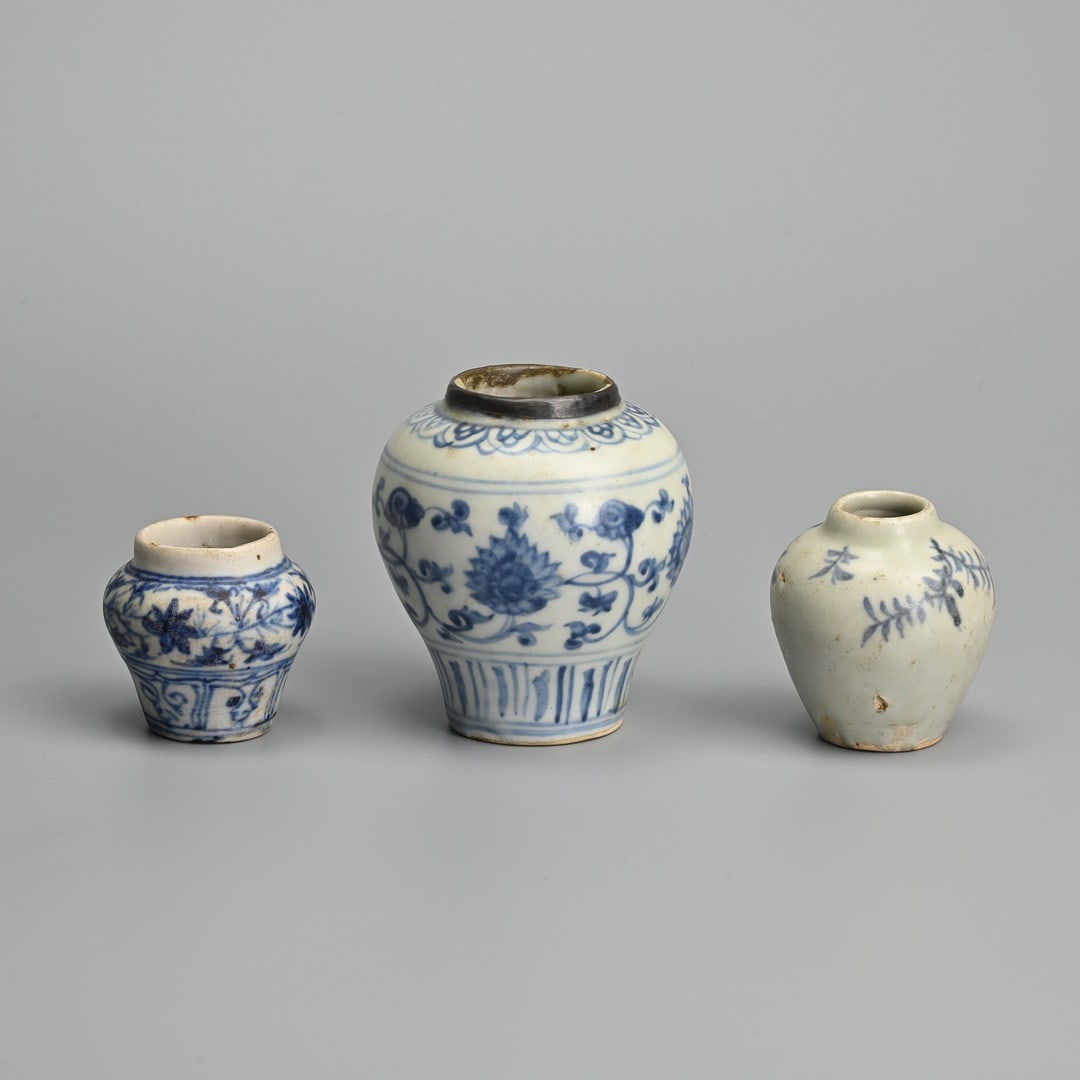 THREE MINIATURE CHINESE BLUE AND WHITE PORCELAIN JARS, YUAN - MING DYNASTY.