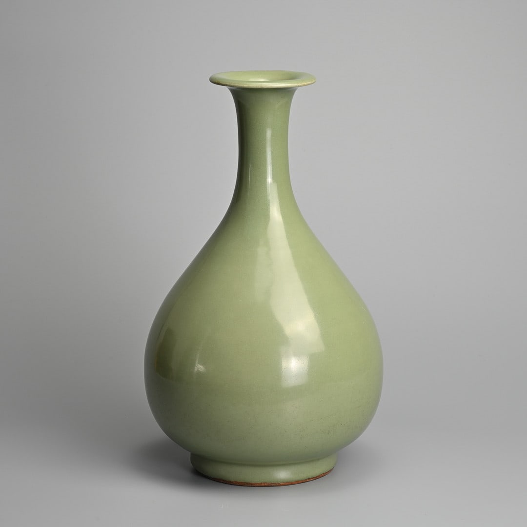A CHINESE LONGQUAN CELADON-GLAZED PORCELAIN VASE, YUHUCHUNPING.