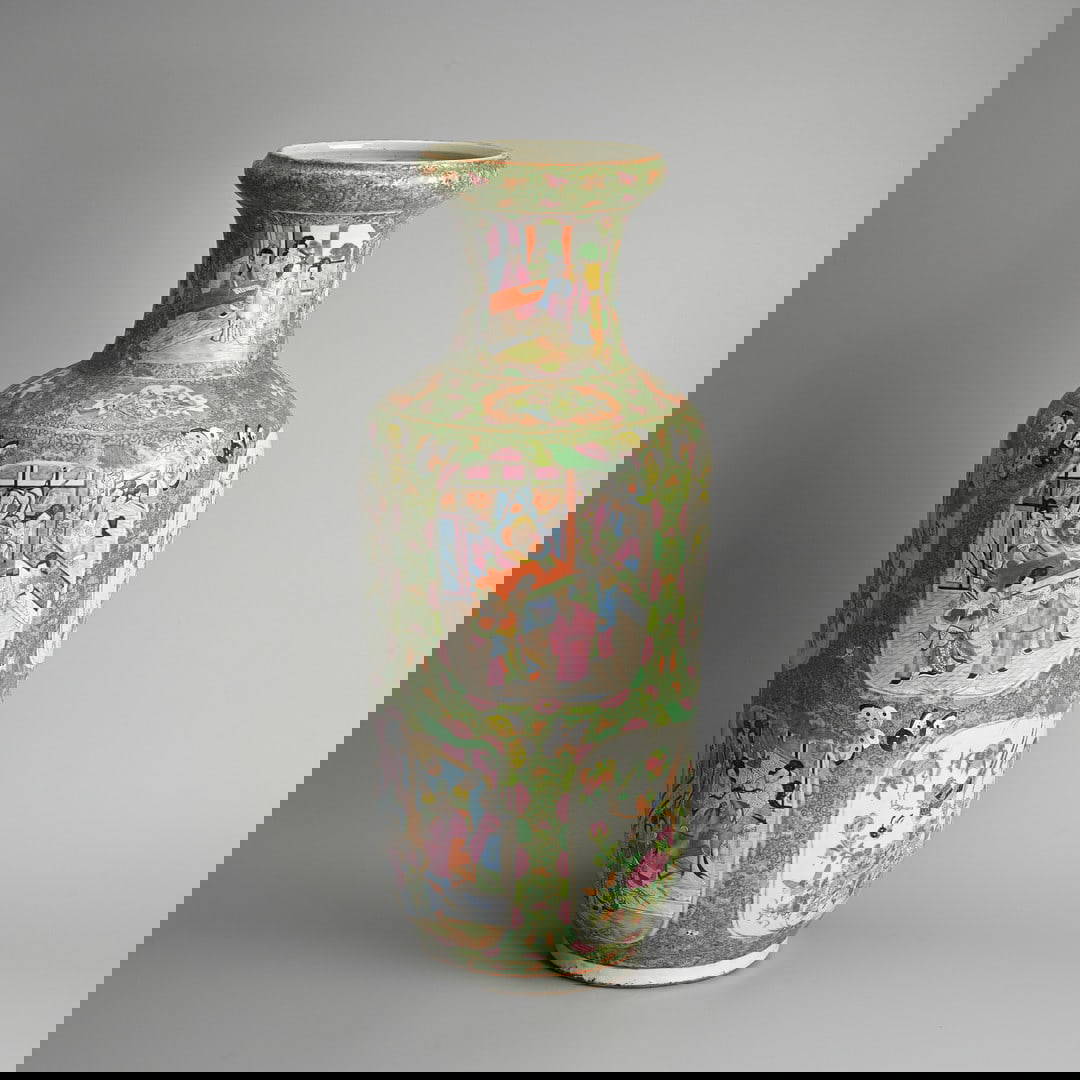 A LARGE CHINESE CANTON FAMILLE ROSE PORCELAIN VASE, 19TH CENTURY.