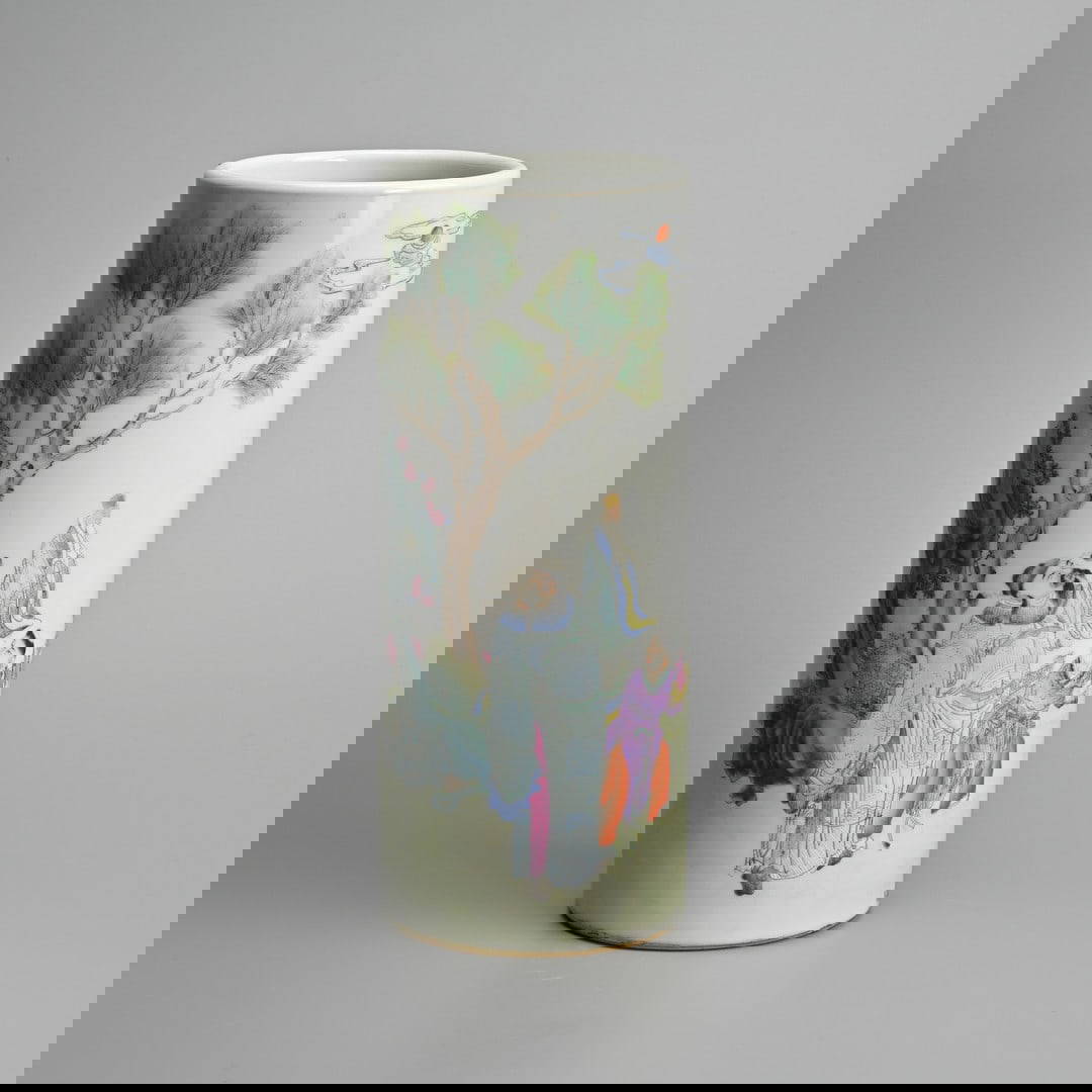 A CHINESE FAMILLE ROSE PORCELAIN SLEEVE VASE, 20TH CENTURY.