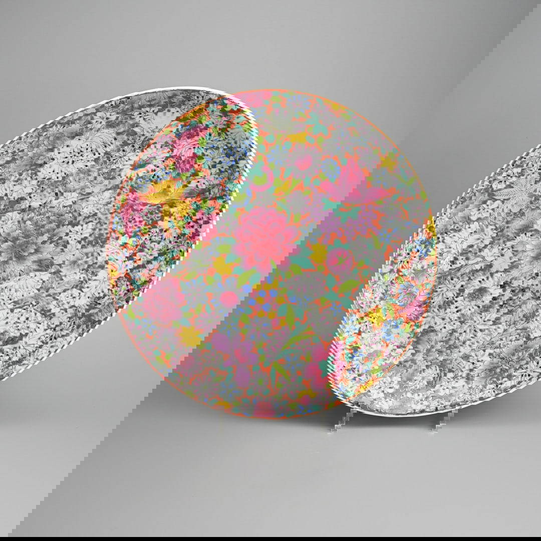 A CHINESE FAMILLE ROSE MILLEFLEURS DECORATED PORCELAIN DISH, 20TH CENTURY.