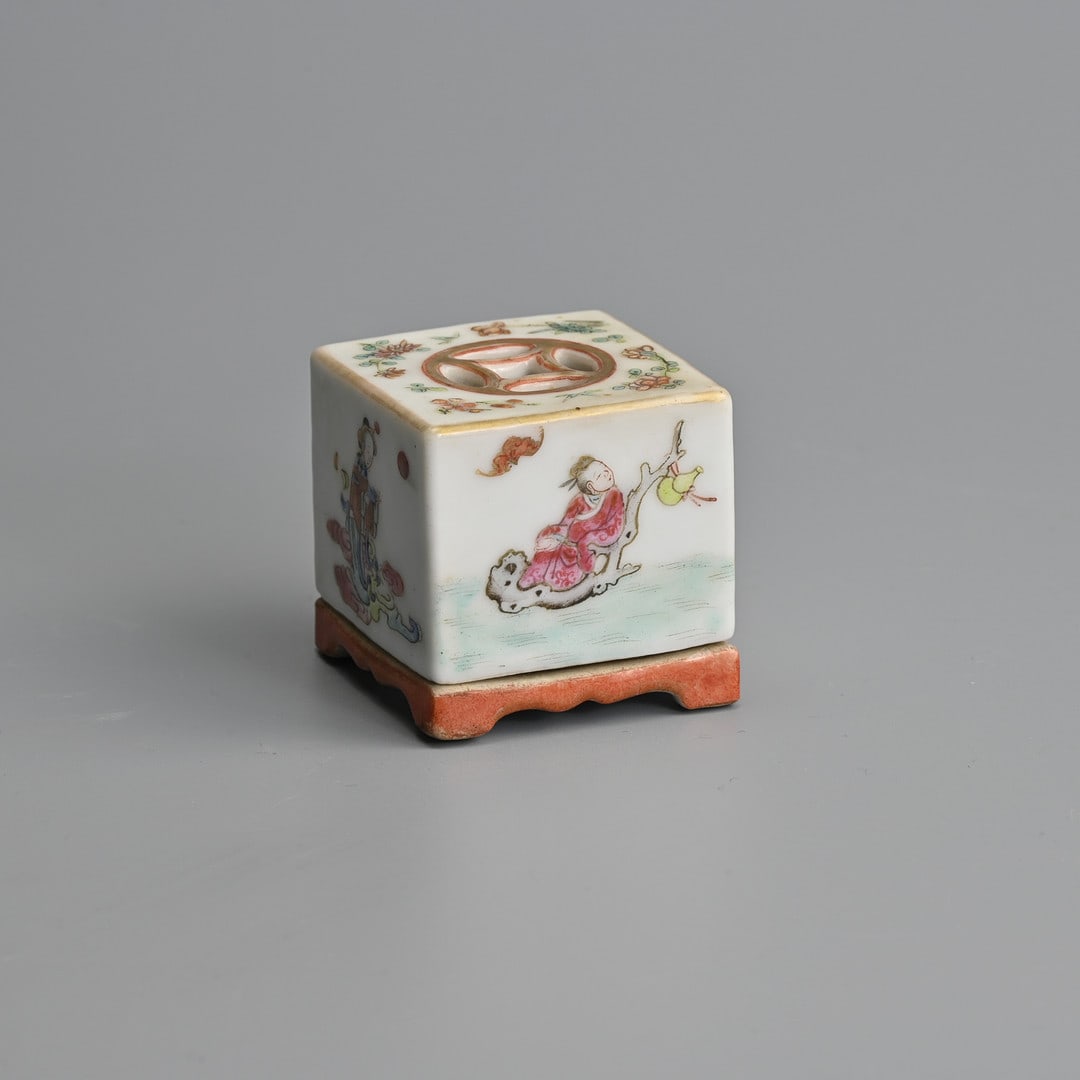 A SMALL CHINESE FAMILLE ROSE PORCELAIN INCENSE HOLDER, LATE QING DYNASTY.