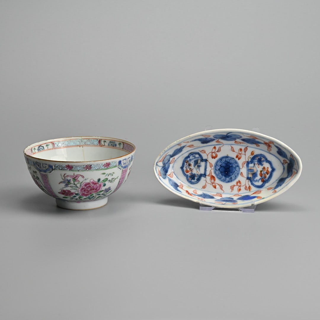 A CHINESE FAMILLE ROSE PORCELAIN SMALL BOWL AND AN IMARI LOZENGE-SHAPED SPOON-TRAY, 18TH CENTURY.