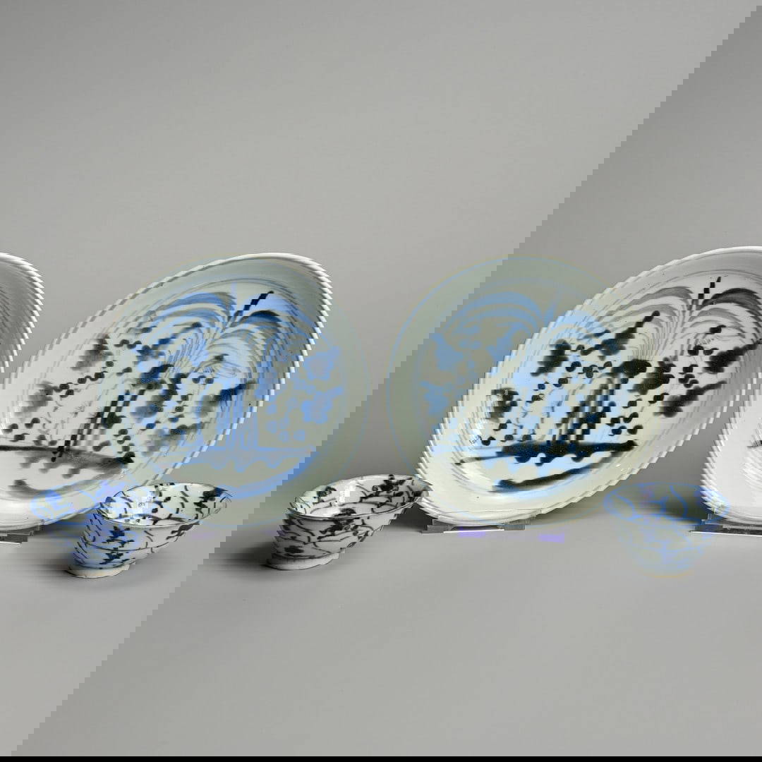 A PAIR OF CHINESE PORCELAIN TEABOWLS AND A PAIR OF DISHES, QING DYNASTY.