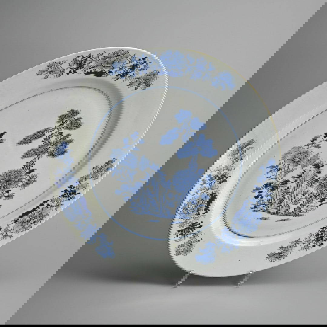 A LARGE CHINESE BLUE AND WHITE PORCELAIN DISH, 18TH CENTURY.