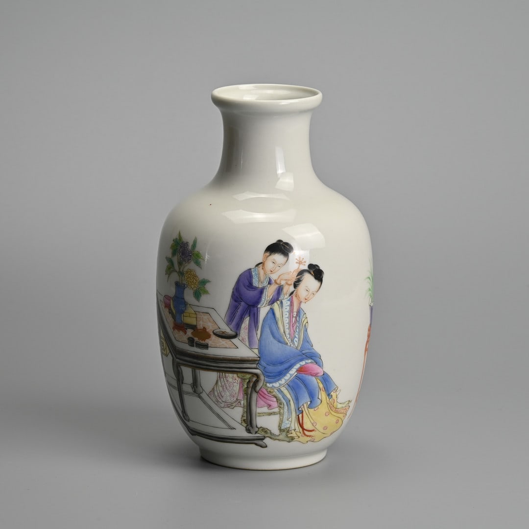 A CHINESE FAMILLE ROSE ENAMELLED PORCELAIN VASE, 20TH CENTURY.