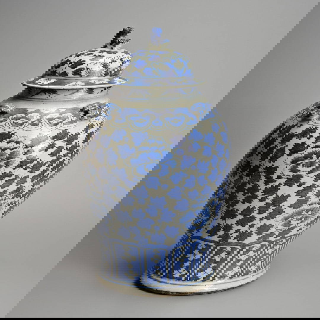 A CHINESE BLUE AND WHITE PORCELAIN BALUSTER VASE AND COVER, 19TH CENTURY.