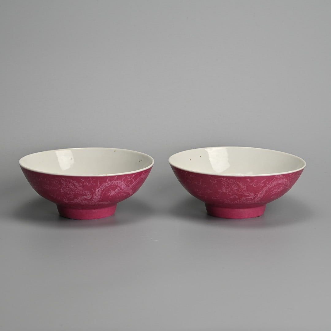 A PAIR OF CHINESE PINK-GROUND SGRAFFITO PORCELAIN 'DRAGON' BOWLS, REPUBLIC PERIOD.