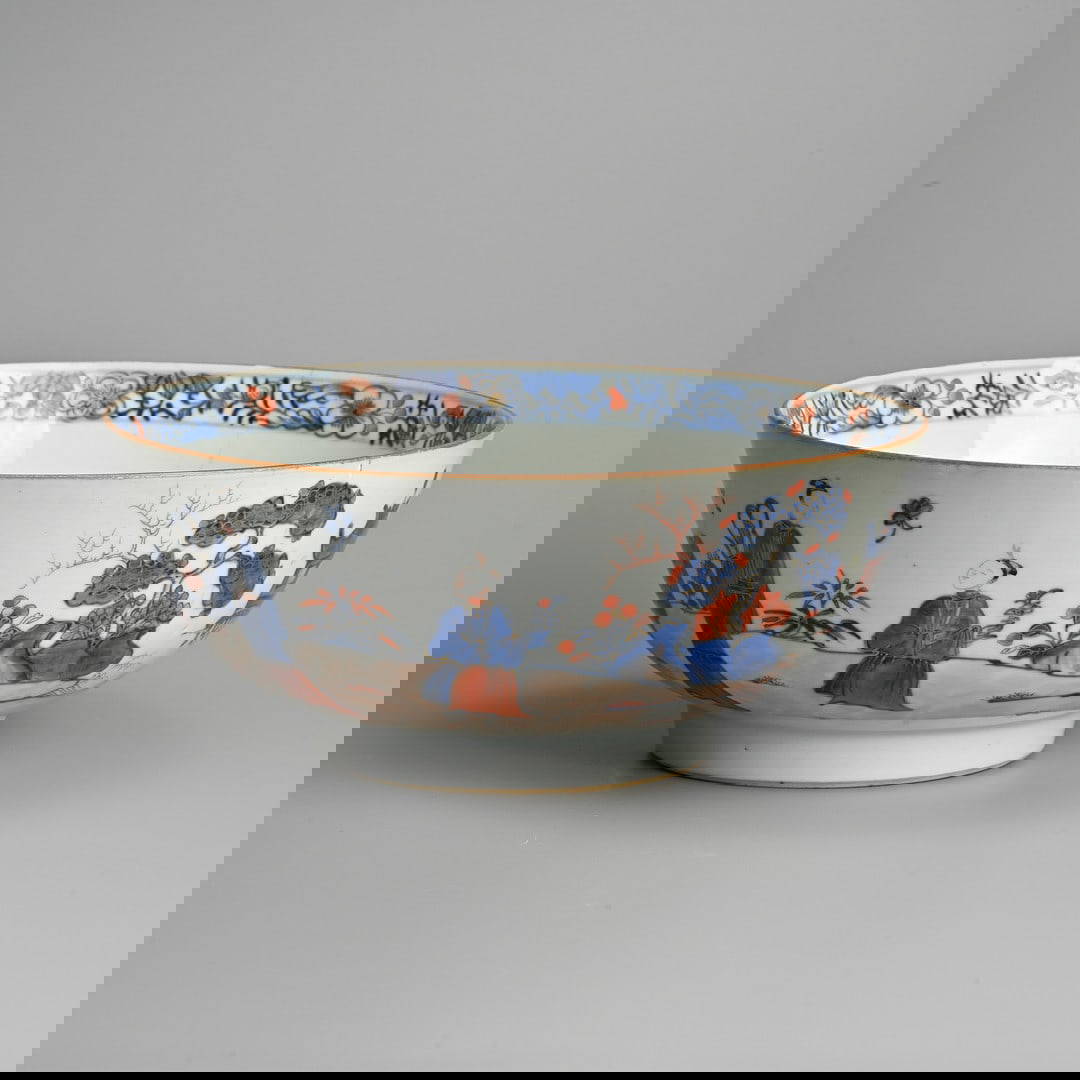 A CHINESE IMARI PORCELAIN BOWL, 18TH CENTURY.