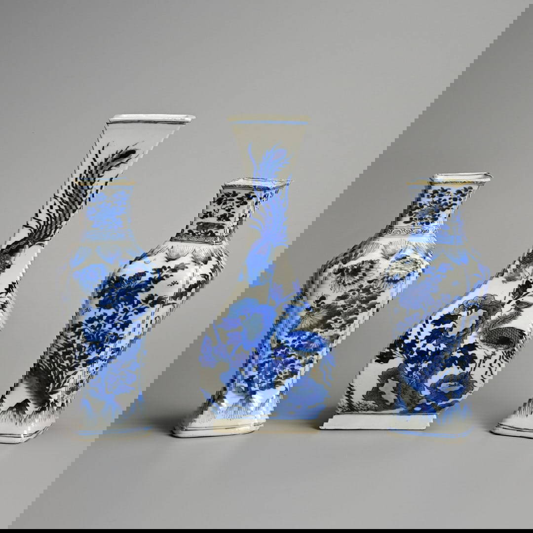 THREE CHINESE BLUE AND WHITE PORCELAIN VASES, 18/19TH CENTURY.