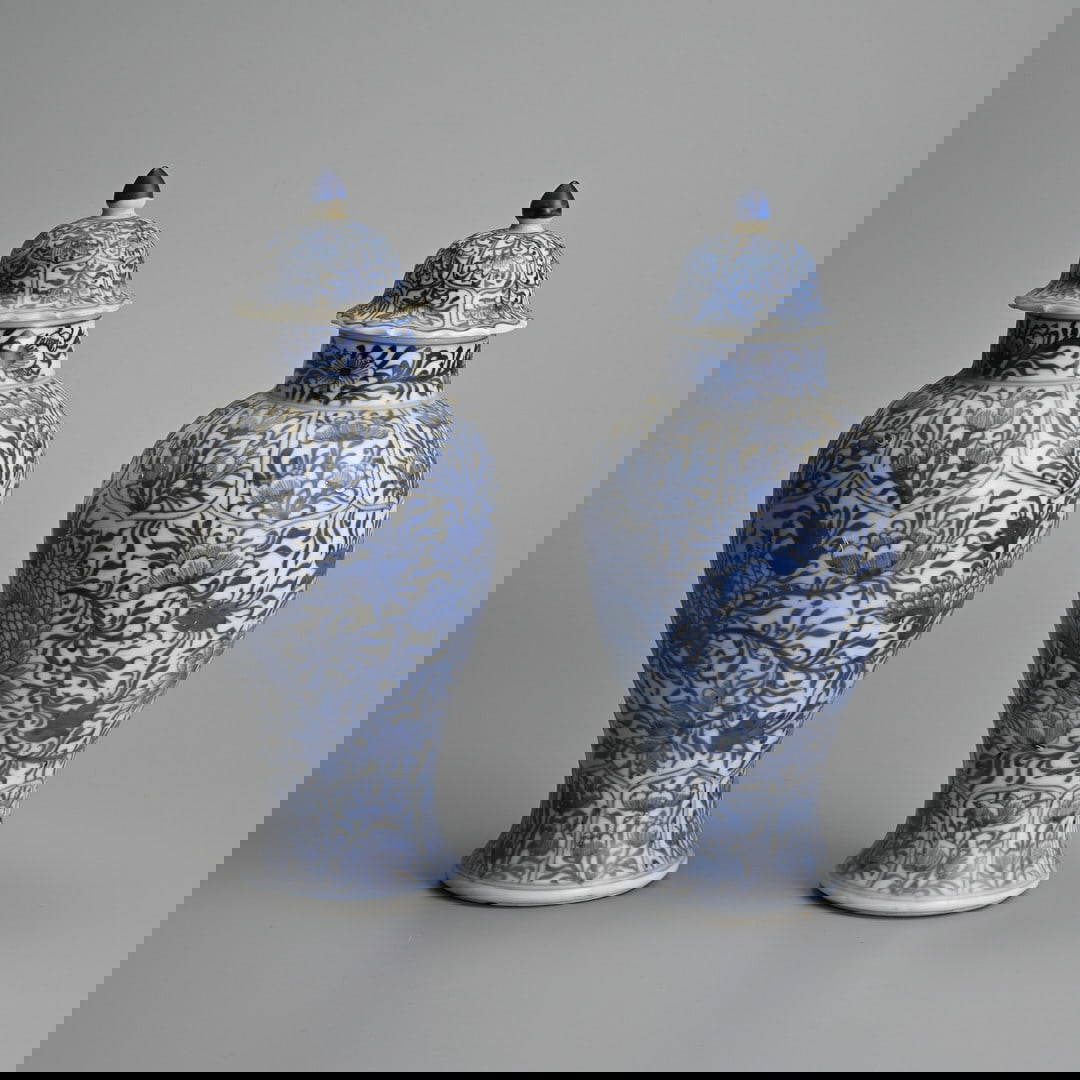 A PAIR OF CHINESE BLUE AND WHITE PORCELAIN VASES AND COVERS, KANGXI (1662-1722).