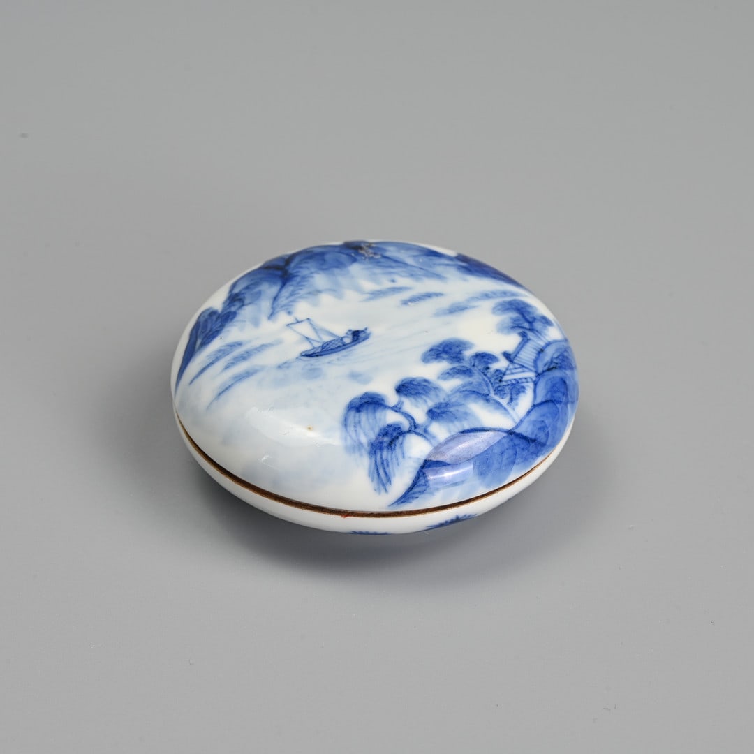 A CHINESE BLUE AND WHITE PORCELAIN CIRCULAR SEAL PASTE BOX AND COVER, APOCRYPHAL QIANLONG SEAL MARK,