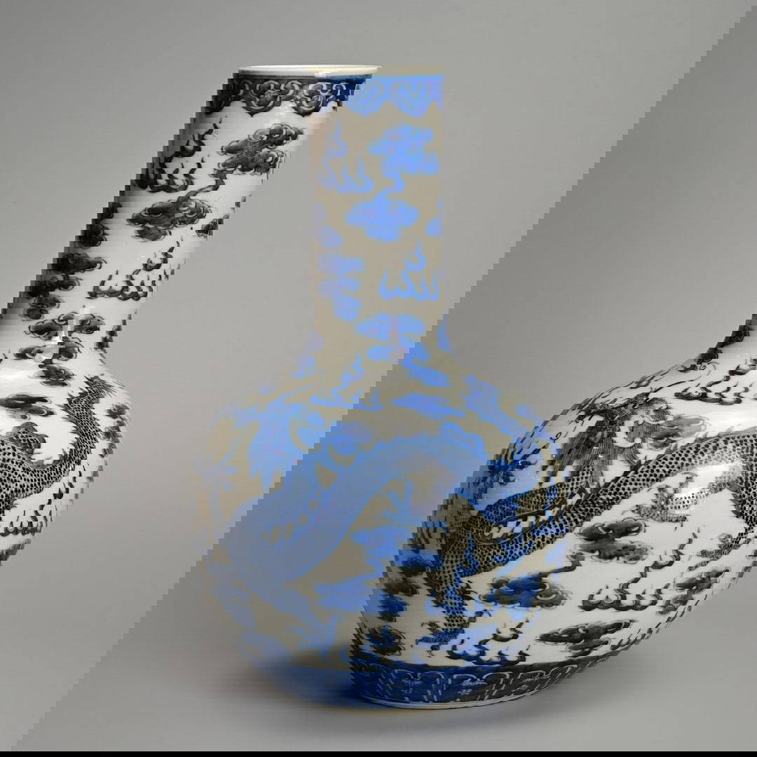 A CHINESE BLUE AND WHITE PORCELAIN VASE, 20TH CENTURY.