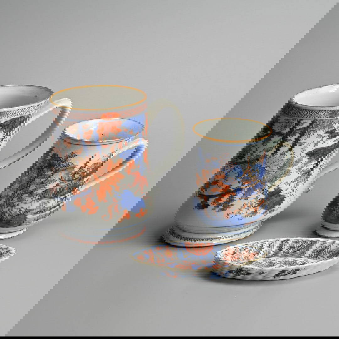 TWO CHINESE IMARI PORCELAIN TANKARDS AND LOBED SPOON TRAY, 18TH CENTURY.