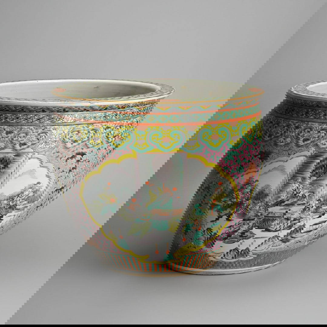 A LARGE CHINESE FAMILLE ROSE PORCELAIN JARDINIERE, 19/20TH CENTURY.