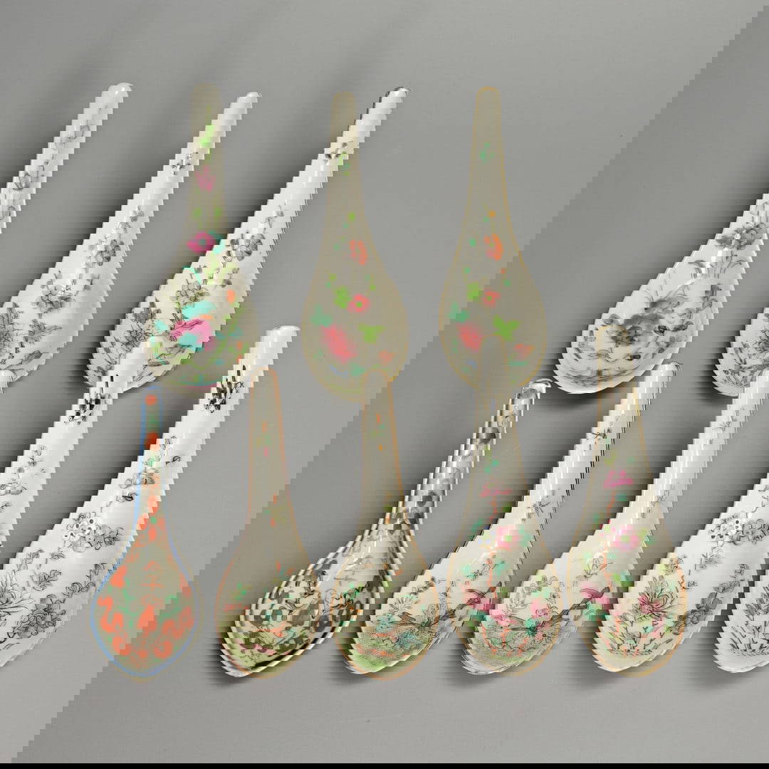 A GROUP OF CHINESE FAMILLE ROSE PORCELAIN SPOONS, 19/20TH CENTURY.