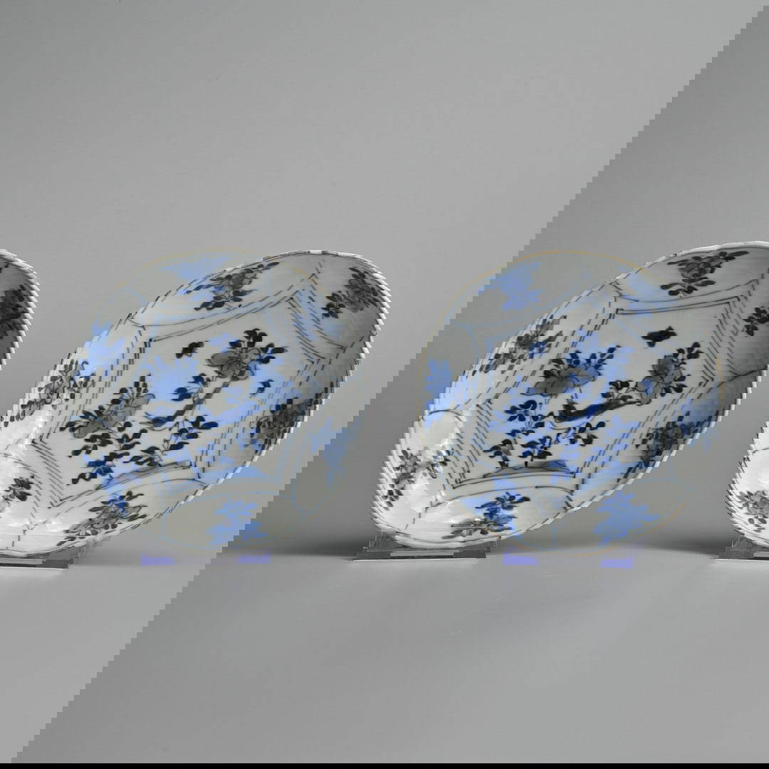 TWO CHINESE BLUE AND WHITE KRAAK WARE PORCELAIN CIRCULAR DISHES, MING DYNASTY.