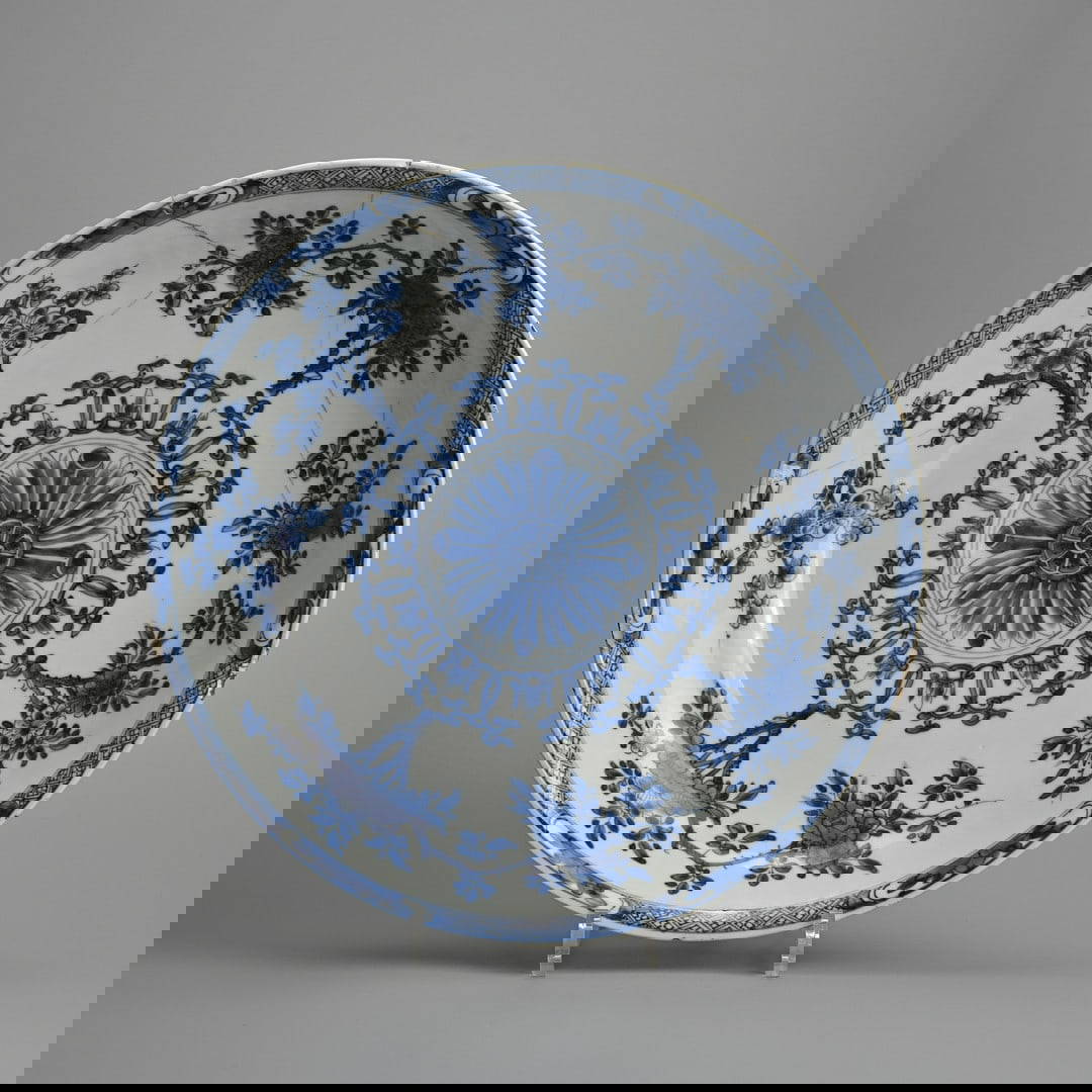 A CHINESE BLUE AND WHITE PORCELAIN CIRCULAR DISH, KANGXI (1662-1722).