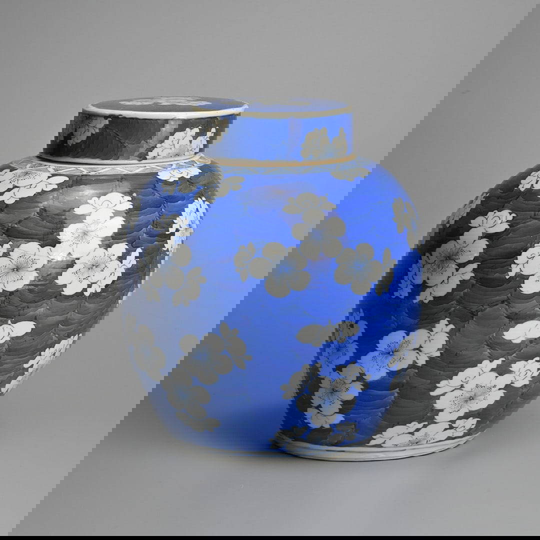 A CHINESE BLUE AND WHITE PORCELAIN PRUNUS JAR AND COVER, 19TH CENTURY.