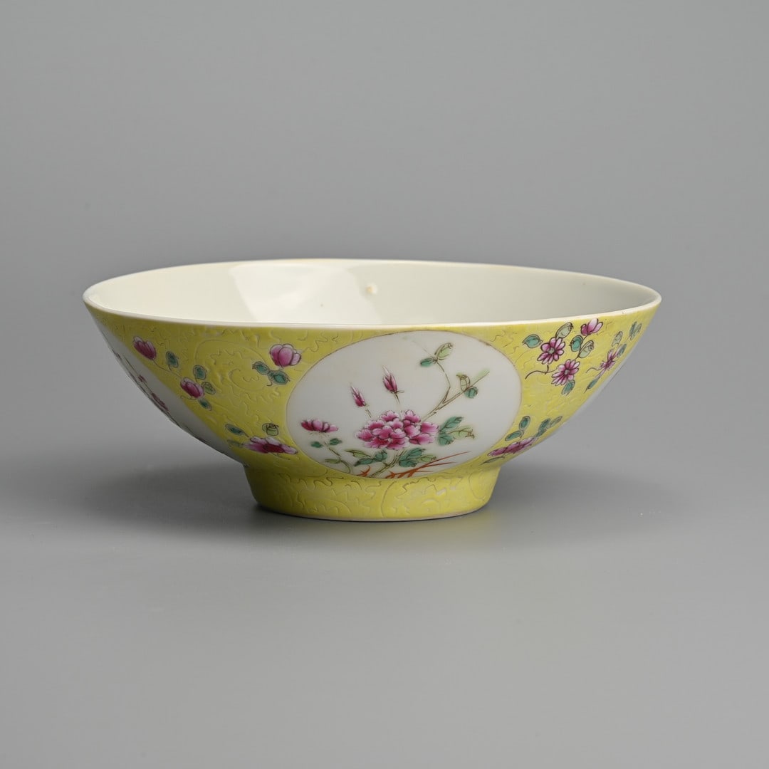A CHINESE FAMILLE ROSE YELLOW GROUND SGRAFFITO MEDALLION PORCELAIN BOWL, REPUBLIC PERIOD.
