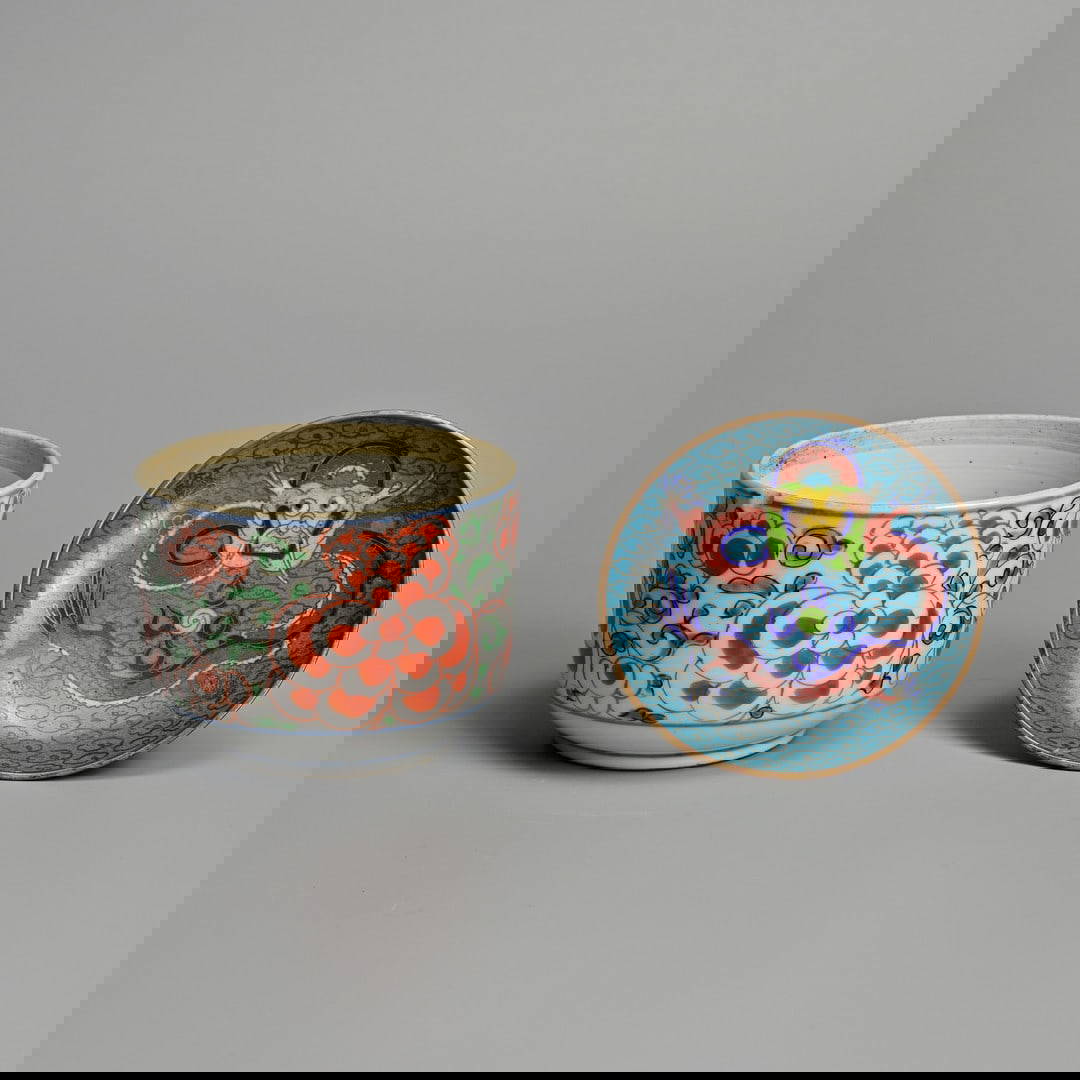 A CHINESE KANGXI WUCAI PORCELAIN POT AND SMALL CLOISONNÉ DISH, 18TH AND EARLY 20TH CENTURY.