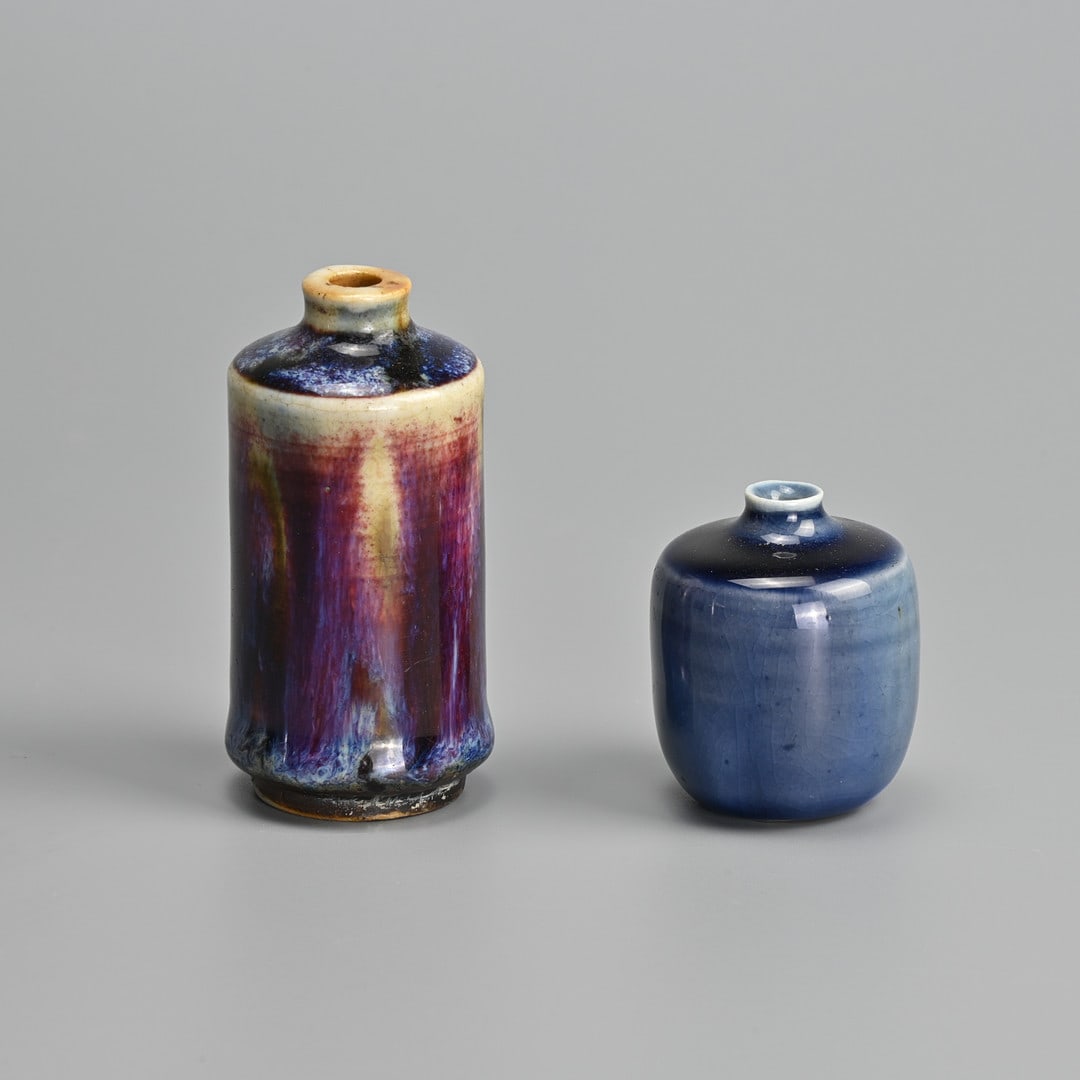 TWO CHINESE FLAMBE TYPE GLAZED PORCELAIN SNUFF BOTTLES, 19/20TH CENTURY.