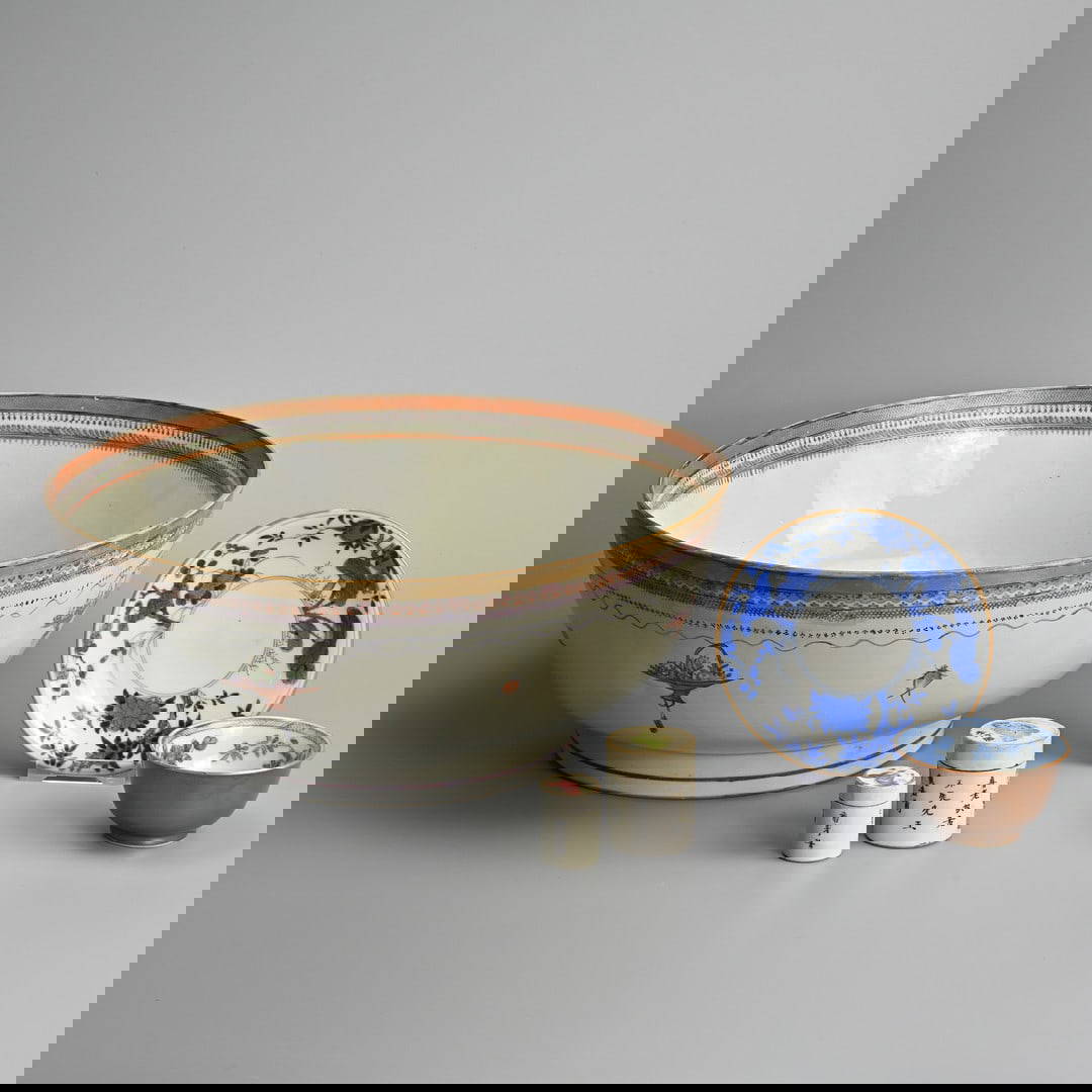 A GROUP OF CHINESE / JAPANESE PORCELAIN ITEMS, 18/19TH CENTURY.