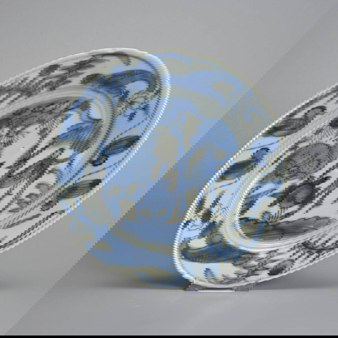 A CHINESE SWATOW ZHANGZHOU WARE BLUE AND WHITE PORCELAIN DISH, LATE MING / TRANSITIONAL.